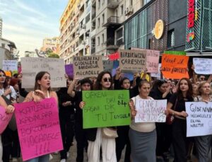 İzmir’de STK’ler ve Gençlik Örgütlerinden Kadın ve Çocuk Cinayetlerini Protesto: “Hep Birlikte ‘Dur’ Demek Zorundayız”