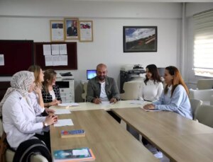 Kadın Öğretmenler, Kız Çocuklarını Eğitime Kazandırmak İçin Köy Köy Dolaşıyor