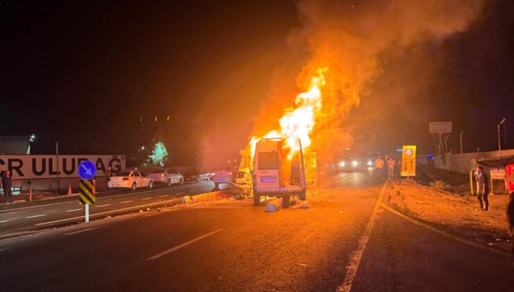 Kafa Kafaya Çarpışan Kamyonet ile Minibüs Alev Alev Yandı: 11 Yaralı