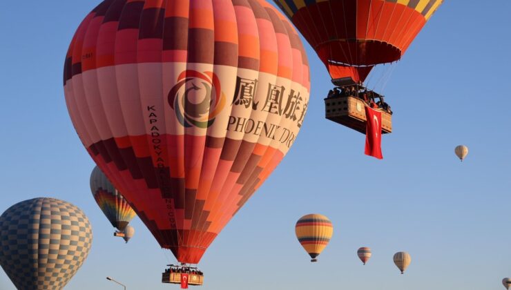 Kapadokya’da Balonlar Türk Bayraklarıyla Uçtu