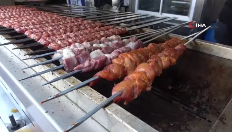 Kebapçılar Teknofest’te Dumansız Mangal ile Adana Kebap Satıyor