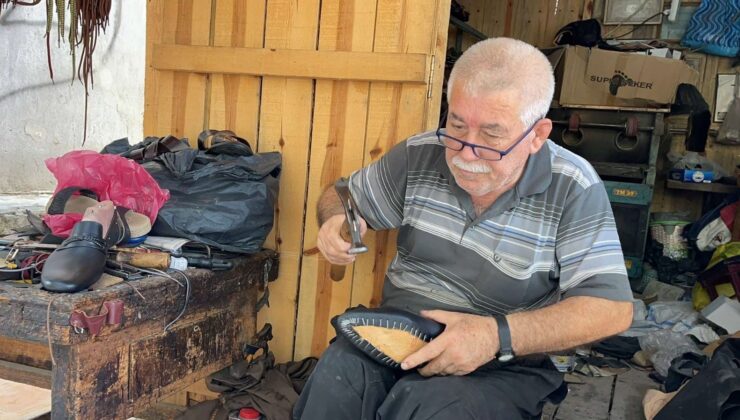 Kiraları Yüksek Bulan Depremzede Esnaf, Kendi Yaptığı 3 Metrekarelik Kulübede Çalışıyor