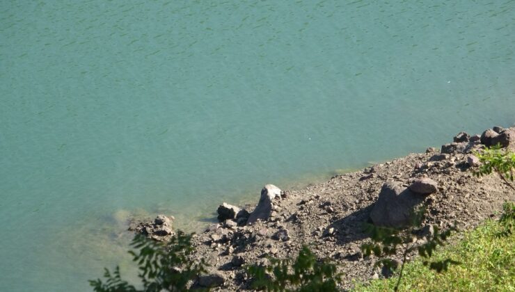 Kocaeli’de Barajda Sular Çekildi, Eski Köprü Ortaya Çıktı