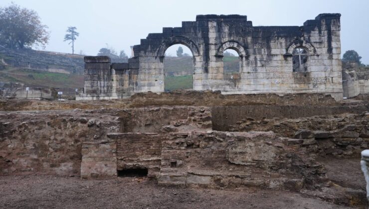 Konuralp Antik Tiyatro Kazılarında Kilise Kalıntıları ve Altyapı Sistemi Bulundu