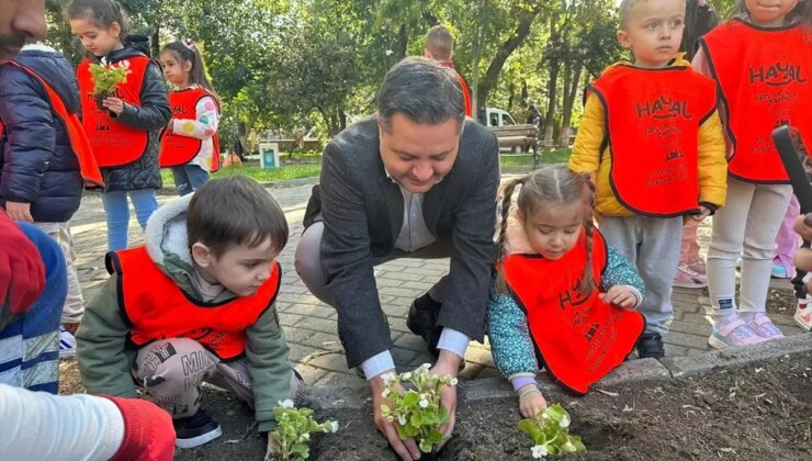 Lüleburgaz’da Öğrenciler Doğa İçin Çiçek Dikti