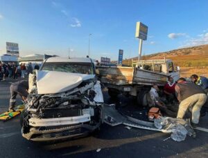 Manisa’da Feci Kaza! Kamyonete Arkadan Çarptı, 4 Kişi Yaralandı