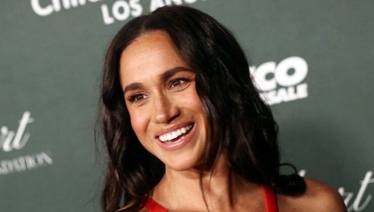 Meghan Markle’ın Kırmızı Halı Tarzı Topa Tutuldu