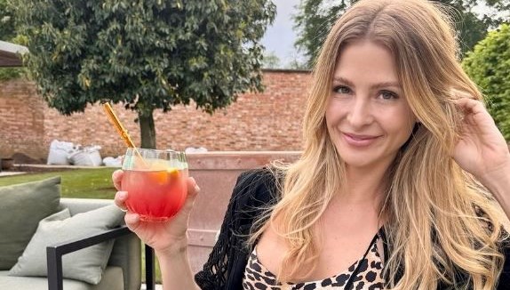 Millie Mackintosh Göğüs Kanseri Farkındalığı İçin Yarı Çıplak Poz Verdi