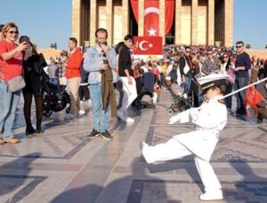 Minik Barskan Anıtkabir’de İlgi Odağı Oldu! Nöbet Değişim Töreni Taklidini Böyle Yaptı