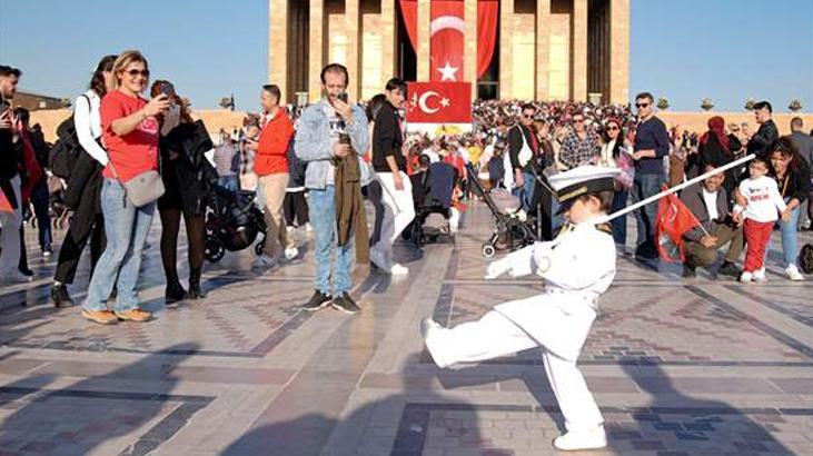 Minik Barskan Anıtkabir’de İlgi Odağı Oldu! Nöbet Değişim Töreni Taklidini Böyle Yaptı