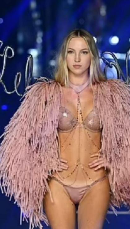 model kate moss ve kizi lila victorias secret defilesinde podyumu salladi 1 ZREK8zYJ