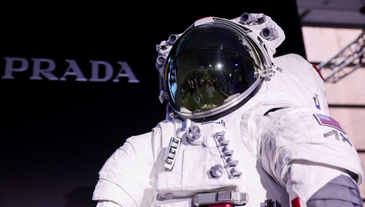 NASA’nın Ay’a Dönüş Görevi: Yeni Uzay Kıyafetleri Tanıtıldı