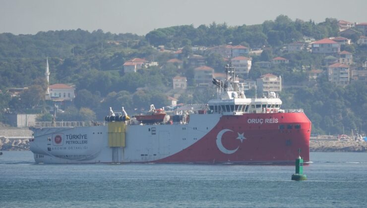 Oruç Reis Araştırma Gemisi İstanbul Boğazı’ndan Geçti