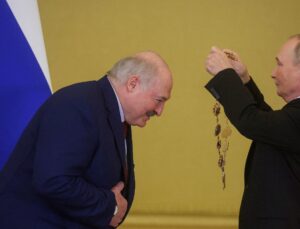 Putin, Lukaşenko’ya Aziz Andrey Nişanı Taktı