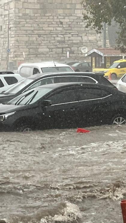 saganak ve firtina dakikalar icinde etkili oldu catilar uctu minareler devrildi 3