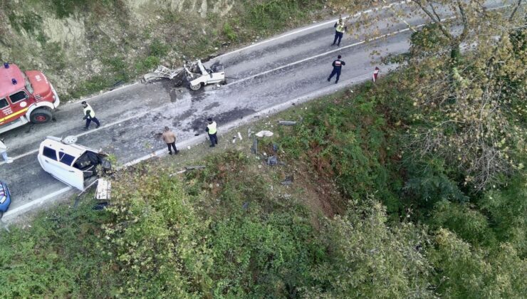 Sinop’ta Feci Kaza: Otomobil İkiye Bölündü