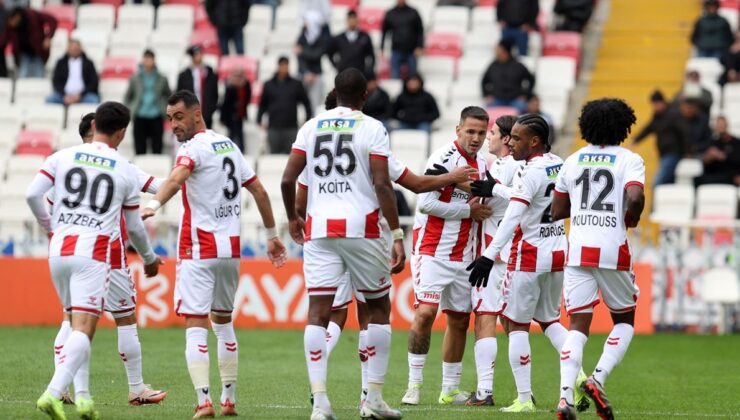 Sivasspor Evinde Hatayspor’u 3 Golle Mağlup Etti