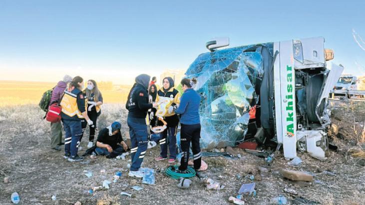 Tur Otobüsü Devrildi: 6 Ölü 34 Yaralı