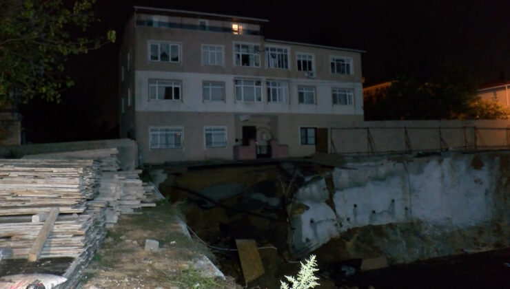 Üsküdar’da Yol Çöktü; 3 Katlı Bina Boşaltıldı