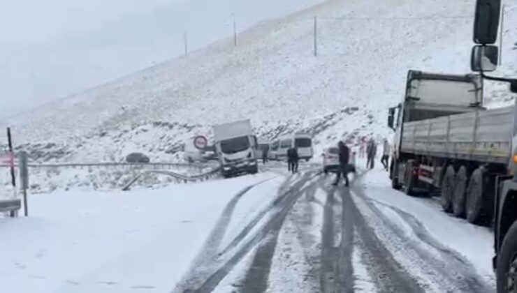 Van’da Kar: Yüksekova Yolu Kapandı Araçlar Mahsur Kaldı