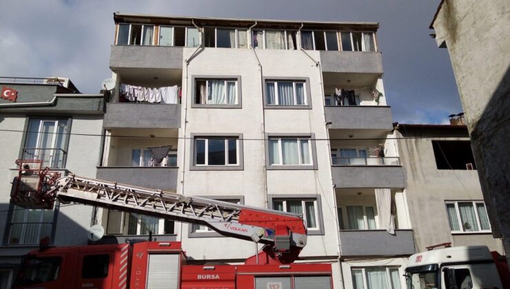 5 Katlı Apartmanın Çatı Katında Yangın