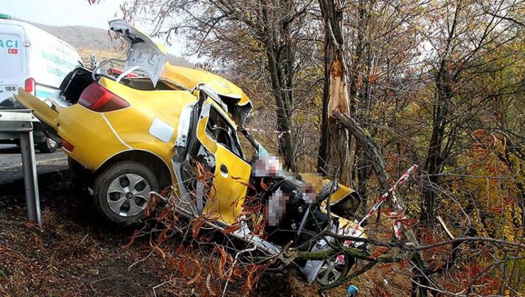 Ağaca Çarpan Taksi Paramparça Oldu; Yolcu Öldü, Sürücü Ağır Yaralı