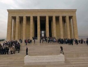 Anıtkabir’de “Reis, Reis, Reis” Sloganları| CHP’li Akdoğan: Bir Daha Olursa Erdoğan’la da Görüşeceğim