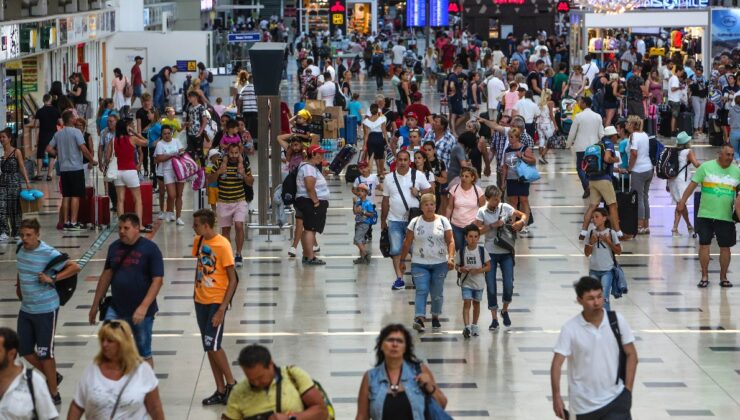 Antalya, Dönem Sonuna Rağmen Hava Yoluyla Günde 30 Bin Turist Ağırlıyor