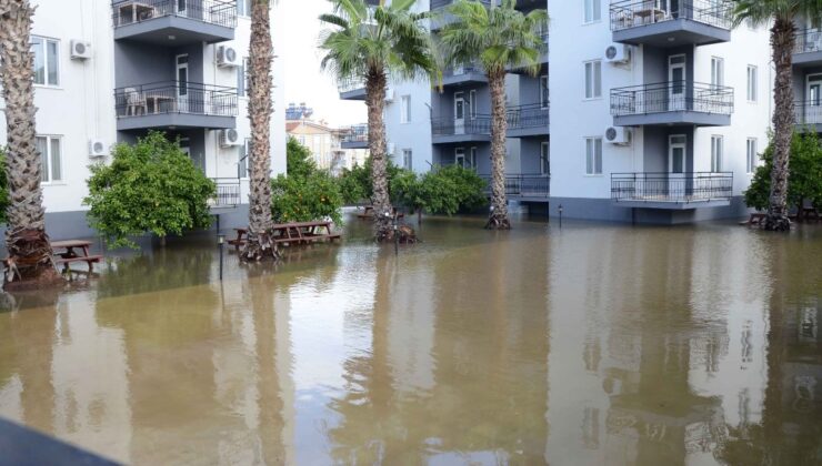 Antalya’da Su Basan Alanlarda Temizlik ve Tahliye Çalışmalarına Başlandı