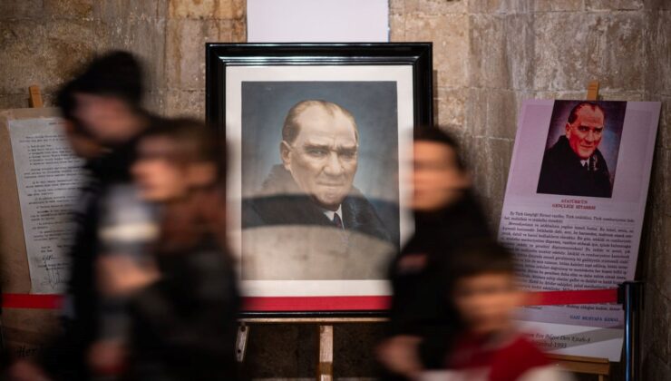 Ata’nın En Çok Bilinen Fotoğrafının Yepyenisi Anıtkabir’de