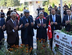 Bakan Uraloğlu 15 Temmuz Kahramanı Şehit Ömer Halisdemir’in Kabrini Ziyaret Etti