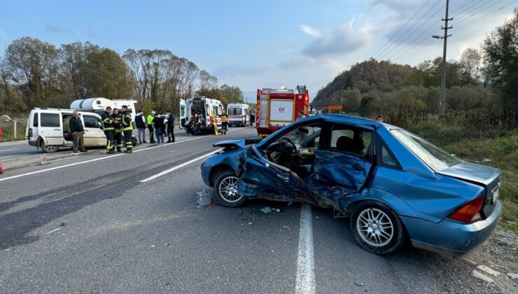 Bartın’da Arabayla Hafif Ticari Araç Çarpıştı: 7 Yaralı