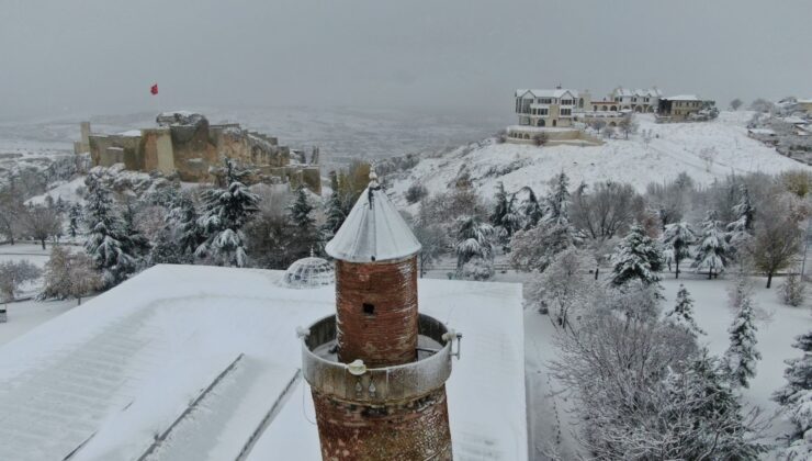 Beyaz Gelinliğini Giyen Harput’ta Ortaya Kartpostallık Görüntüler Çıktı