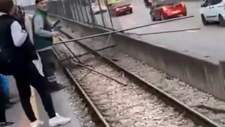 Bursa’da Kamyondan Düşen Demirler Trafiği ve Metro Seferlerini Aksattı