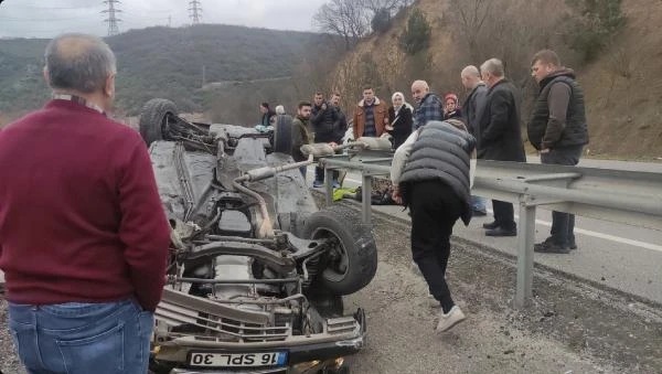 Bursa’da, Kontrolden Çıkan Otomobil Bariyerlere Çarpıp Takla Attı; 2 Yaralı