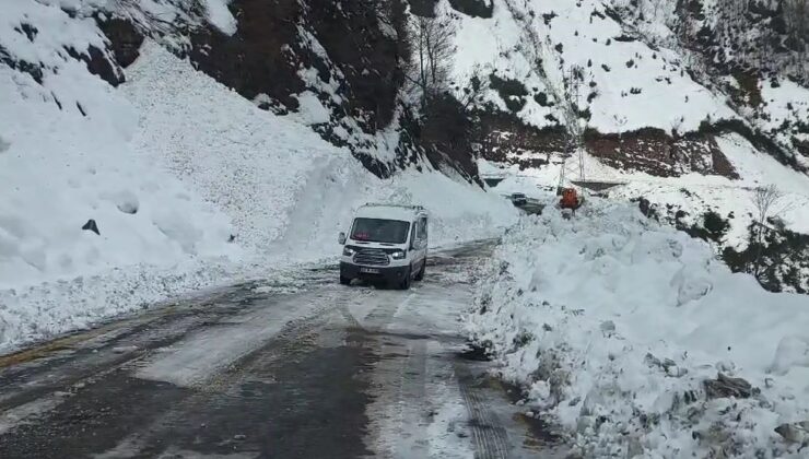 Çığ Nedeniyle Kapanan Artvin-Macahel Yolu Ulaşıma Açıldı