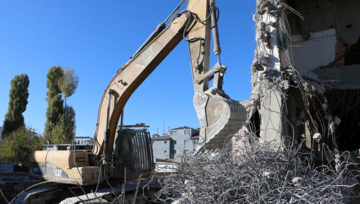 Deprem Riski Nedeniyle Boşaltılan Kültür Merkezinin Yıkılıyor