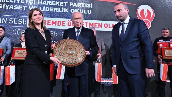 Devlet Bahçeli, Deprem Bölgesi Öğretmenlerine Plaket Verdi