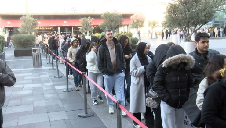 Efsane Cuma İndirimlerinde İzdiham: Sabah Ezanında Sıraya Girdiler