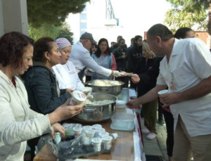 Ege Üniversitesi Tıp Fakültesi’nde Yemek İsyanı; Pilav ve Ayran Dağıtılarak Protesto Edildi!