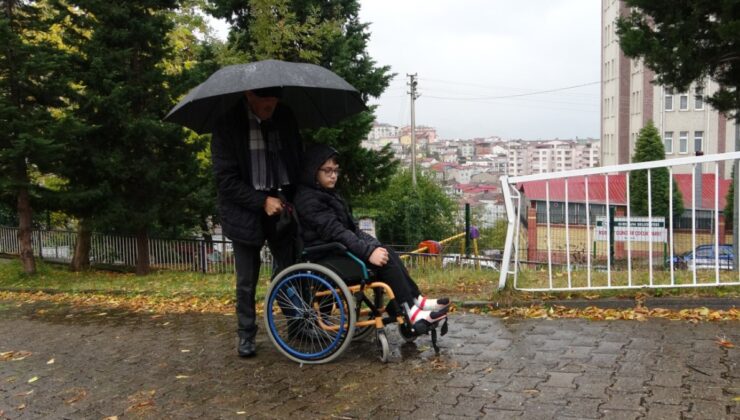 Giresun’da Emekli Öğretmen, Engelli Torununu Her Gn Okula Getirip Götürüyor