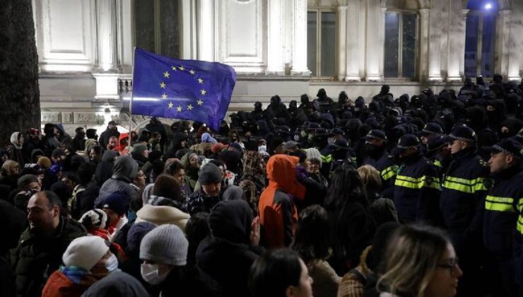 Gürcistan Cumhurbaşkanı, AB’ye Katılım Müzakerelerinin Askıya Alınması Protestolarına Katıldı