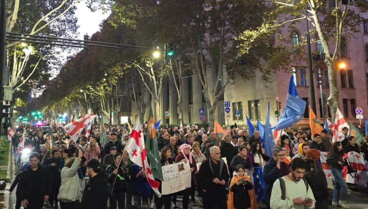 Gürcistan’da Muhalefet Partilerinden Protesto Yürüyüşü: Yeniden Seçim İstiyoruz