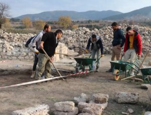 Hadrianopolis Antik Kenti’nde 1600 Yıllık Kolye Ucu Bulundu