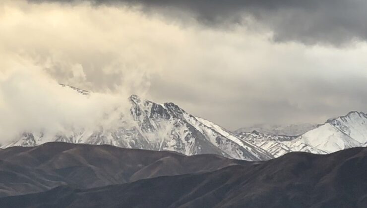 Hakkari’de 3 Bin 500 Rakımlı İkiyaka Dağları Beyaza Büründü