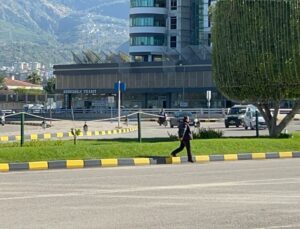 Hatay’da Üzerine Basıldığında Uyarı Veren Çimler, Esnafı Bezdirdi