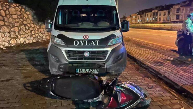 İnegöl’de Motosiklet, Servis Minibüsüyle Çarpıştı: Sürücü Ağır Yaralı