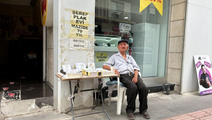 İş Yeri Yıkılınca Pes Etmedi! 70 Yıllık Mesleğini Sokakta Sürdürüyor: Diyarbakır ve Şanlıurfa’dan Bile Bana Geliyorlar