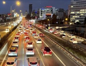 İstanbul’da İş Çıkış Saatlerinde Trafik Yoğunluğu Yaşanıyor