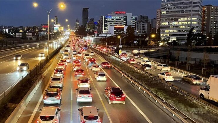 İstanbul’da İş Çıkış Saatlerinde Trafik Yoğunluğu Yaşanıyor